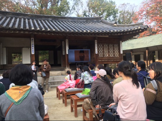 박홍순 작가가 강의를 진행하고 있다.