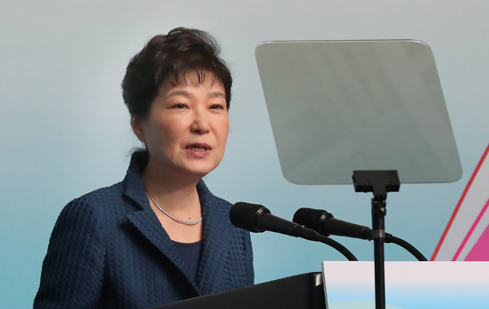 박근혜 대통령이 27일 오전 부산시 해운대구 벡스코에서 열린 제4회 지방자치의 날 기념식에서 축사를 하고 있다. (사진=저작권자(c) 연합뉴스, 무단 전재-재배포 금지)