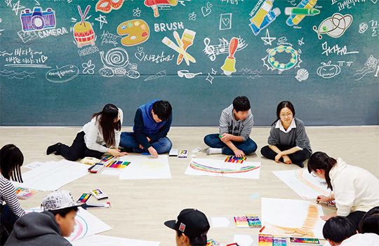 탈북 청소년들이 예술심리치유 프로그램에 참여하고 있다. (사진=동아DB)