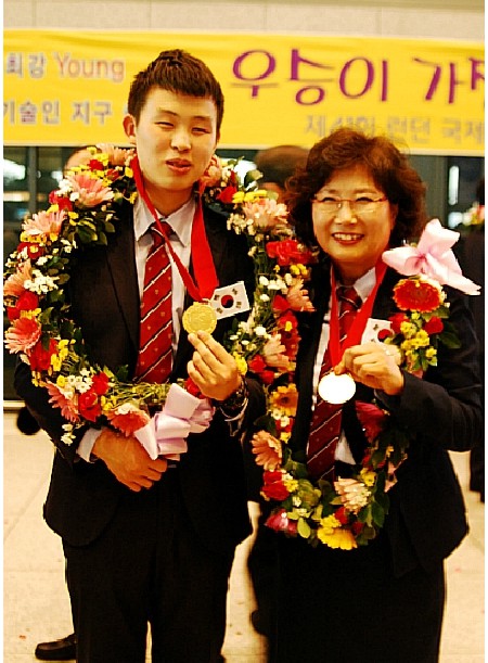 제 41회 영국런던 국제기능올림픽 후 , 입국사진