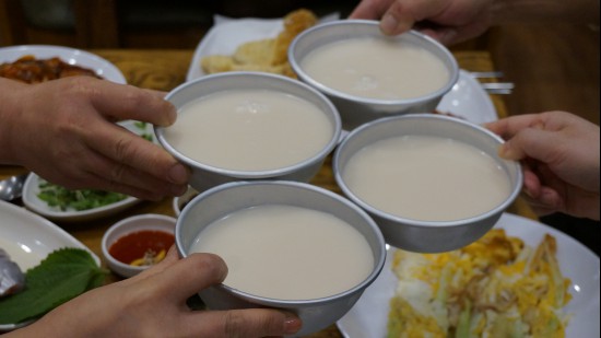 소중한 사람들과 함께 먹는 막걸리 한 잔으로 하루를 마무리 해보세요!