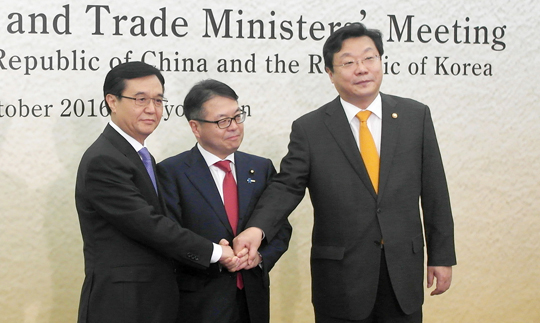 지난 29일 일본 도쿄에서 열린 제11회 한·일·중 경제·통상장관회의에서 주형환 산업통상자원부 장관(맨 오른쪽)을 비롯한 3국 경제통상장관은 2018년 평창, 2020년 도쿄, 2022년 베이징 등 3국이 연이어 개최하는 올림픽을 활용해 문화 등 다양한 분야에서도 협력키로 했다. (사진=산업통상자원부)