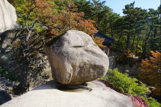 계조암 근처에 있는 흔들바위는 간단한 복장의 관광객들이 자주 찾는다.