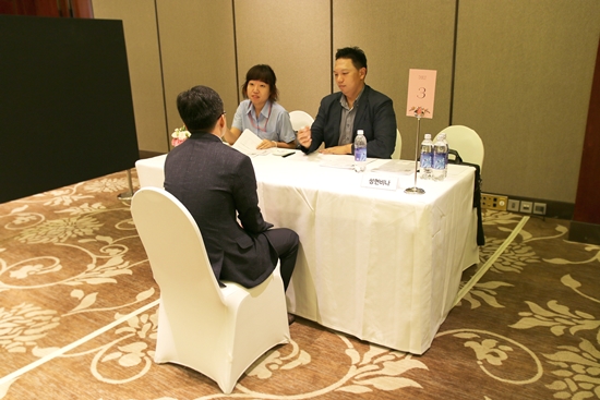 개별면접을 하고 있는 구직자의 모습. 