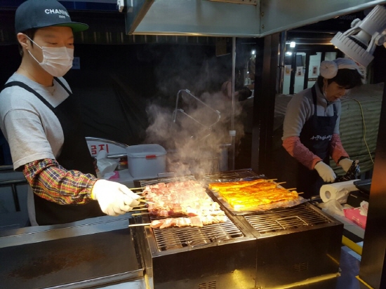 서문시장 내 푸드트럭에서 판매되고 있는 삼겹살 꼬지