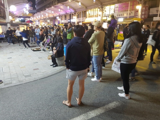 서문시장 야시장에서 펼쳐지고 있는 댄스공연