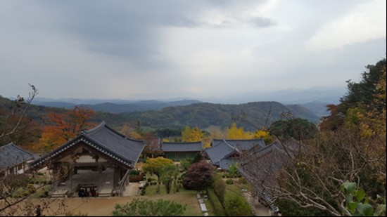 부석사 무량수전 앞에서 바라본 소백산의 능선들.