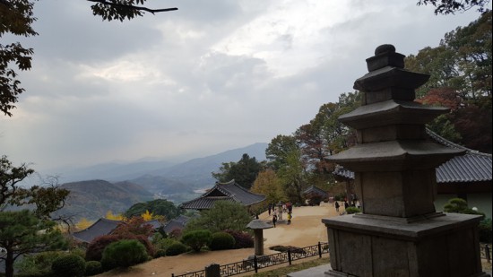무량수전의 왼쪽 언덕에 앉아 있는 삼층석탑에서 내려다 본 풍경.