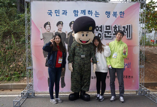 굳건이와 함께 즉석사진에 추억을 담는 입영장정 가족들과 정책기자단