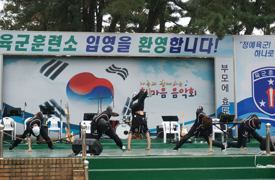 군악대 트럼펫 퍼포먼스, 성악공연, 비보이 댄스 등이 흥을 돋웠다.