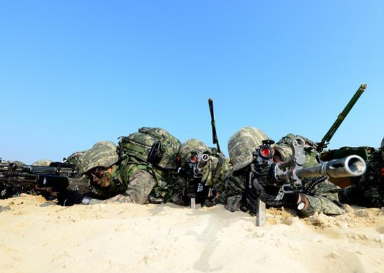 3일 오전 경북 포항시 도구 해안 일대에서 실시된 육·해·공 합동작전능력 배양을 위한 2016년 호국 합동상륙훈련에서 상륙돌격장갑차(KAAV)에서 하차한 해병대원들이 전방위경계를 하고 있다.