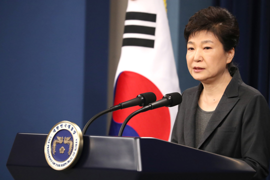 박근혜 대통령이 4일 오전 청와대 춘추관 대브리핑실에서 대국민담화를 발표하고 있다. (사진=저작권자(c) 연합뉴스, 무단 전재-재배포 금지)