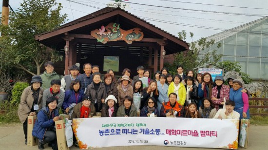 난 전시관 앞에서 찰칵.