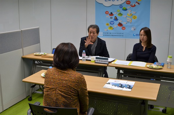 광주창조경제혁신센터 제6차 청년 채용의 날 행사에서 기업 담당자와 면접자가 피드백을 주고받는 모습