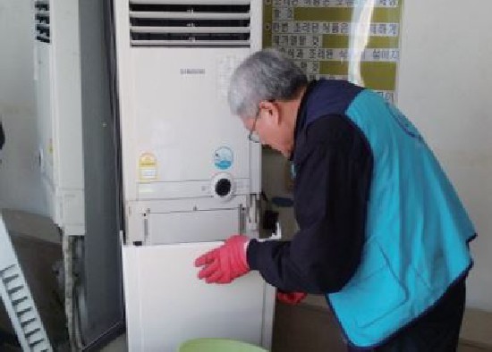 김동주 주무관의 손길이 닿으면 고장난 가전기기에 새 생명이 돋는다.