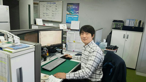 인터뷰에 응하고 있는 곽상민 선임 모습.