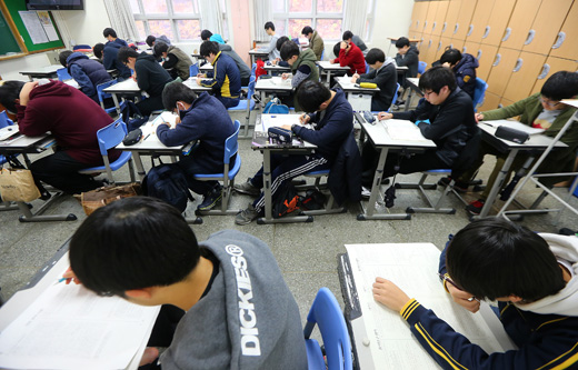 서울 쌍문동 선덕고등학교 학생들이 학교에서 막바지 시험준비를 하고 있다. (사진=저작권자(c) 연합뉴스, 무단 전재-재배포 금지) 