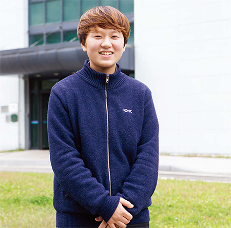 한국지역난방공사 고졸 사원 1기생인 김채울 씨는 “고졸 학력이 오히려 발전의 동 력으로 작용했다”며 “우리 사회도 학벌이라는 장벽이 허물어지는 날이 올 것”이라고 말했다.