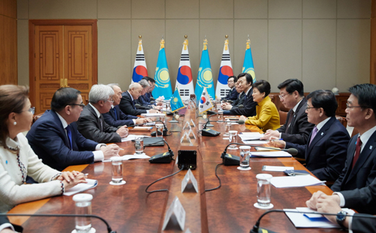 박근혜 대통령과 누르술탄 나자르바예프 카자흐스탄 대통령이 10일 오전 청와대에서 열린 정상회담에서 양국 발전 방안 등에 대해 논의하고 있다. (사진=청와대)