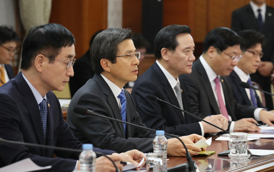 9일 오후 서울 세종로 정부서울청사에서 열린 미 대선 관련 관계장관회의에서 황교안 국무총리가 발언하고 있다. (사진=저작권자(c) 연합뉴스, 무단 전재-재배포 금지)