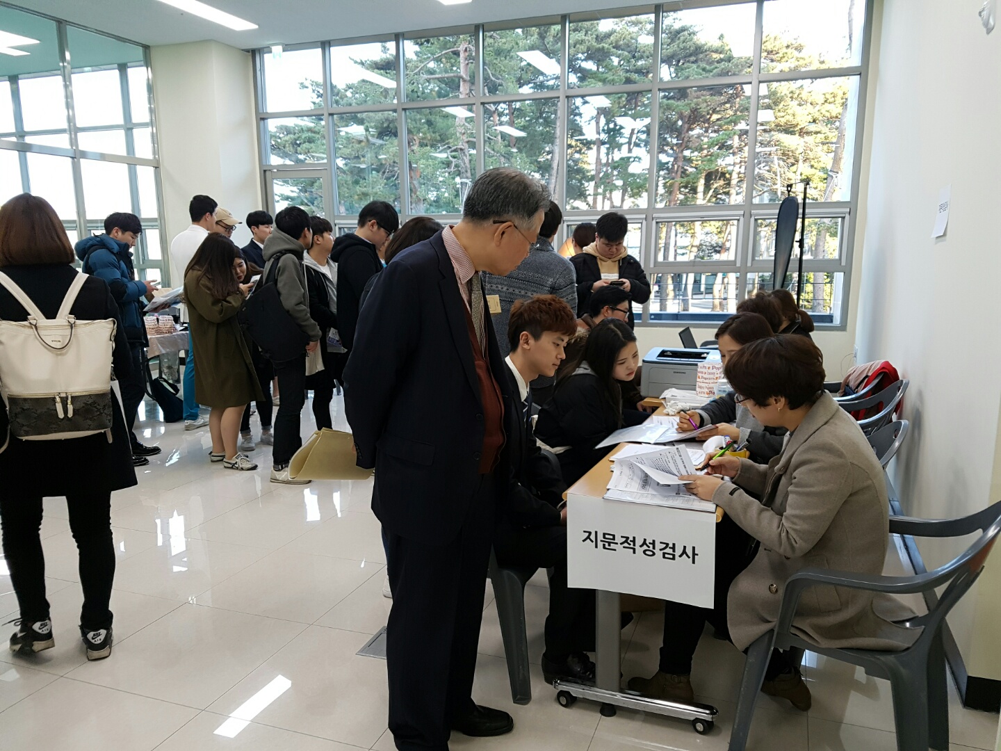 잡 페스티벌에서 원하는 기업에 취직하기를 기대하는 유승동 교수
