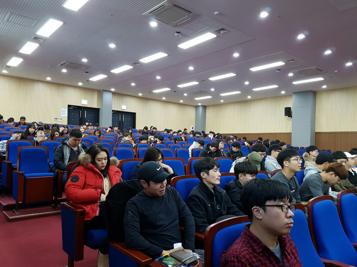 채용설명회를 경청하는 취준생들의 열기가 매우 뜨겁다.