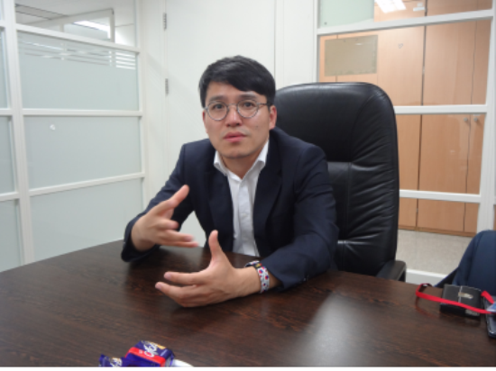 대한민국 정책기자단을 만나 인터뷰를 하고 있는 임재영씨