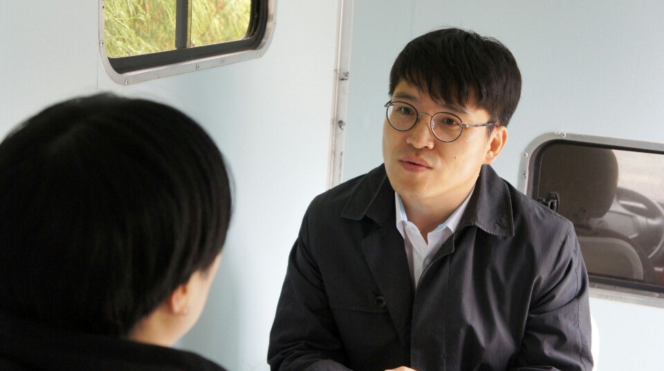 임재영씨가 상담트럭에서 고민을 들어주고 상담을 하고 있다.