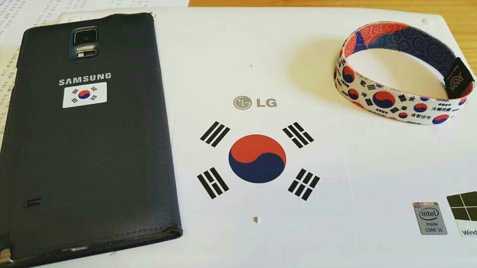 임재영씨는 평소에도 태극기관련 소품을 주변에 많이 둔다.