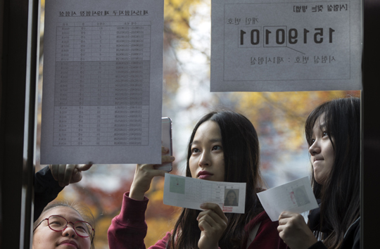 지난해 11월 11일 수능을 하루 앞두고 서울 중구 이화여자고등학교에서 고3학생들이 수험장을 확인하고 있다. (사진=저작권자(c) 연합뉴스, 무단 전재-재배포 금지)