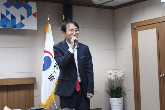 한국소비자원 박준용 과장이 위조상품 소비와 소비자 의식 개선에 대한 설명을 진행하고 있다.