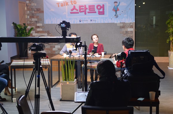 톡 투 스타트업 로켓펀치 편 방송 촬영 모습.