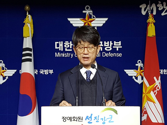 국방부는 사드(고고도 미사일방어체계)가 배치되는 경북 성주군의 롯데스카이힐 골프장과 경기도 남양주시에 있는 군(軍) 소유 부지를 교환하기로 롯데 측과 합의하고 감정평가를 시행하기로 했다고 16일 밝혔다. 사진은 박재민 국방부 군사시설기획관이 브리핑하는 모습. (사진=저작권자(c) 연합뉴스, 무단 전재-재배포 금지)