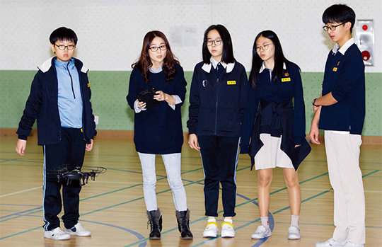 11월 7일 서울 전농동에 위치한 전농중학교 체육관에서 드론 수업을 하는 박영 씨와 학생들. 박 씨는 드론 강사 1기생이다.