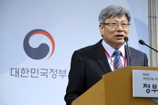 정진갑 수능출제위원장(계명대 화학과)이 17일 오전 정부세종청사 교육부 공용브리핑룸에서 전반적인 수능시험 출제 원칙 및 출제 경향에 대해 설명하고 있다. (사진=저작권자(c) 연합뉴스, 무단 전재-재배포 금지) 