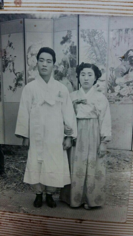첫 만남 때, 짜장면도 못먹을 정도로 두근댔던 엄마와의 결혼식 모습.