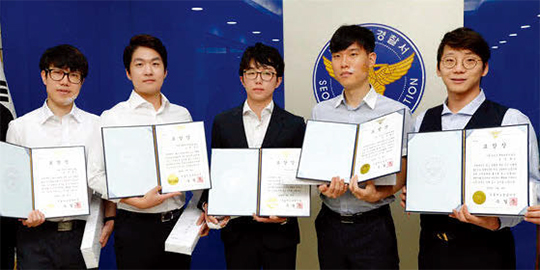 서초경찰서는 괴한을 진압한 시민 5명(변재성, 송현명, 이동철, 오주희, 조경환 씨. 왼쪽부터)에게 표창장과 상금을 수여했다.
