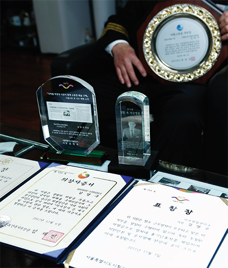김영구 역장이 ‘부끄러워서’ 집에도 가져가지 않고 책상 밑에 넣어두었다며 조심스레 그동안 받은 표창장들을 꺼내 보여주었다.