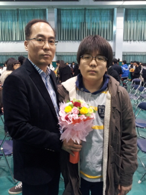초등학교 졸업식 때, 아버지와 함께 찍은 사진