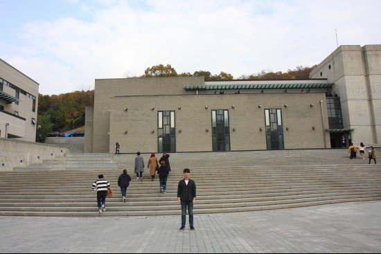 10번째 영화 ‘우리들의 천국을 위하여’ 마지막 엔딩 촬영지에서 포즈를 취한 홍 감독.