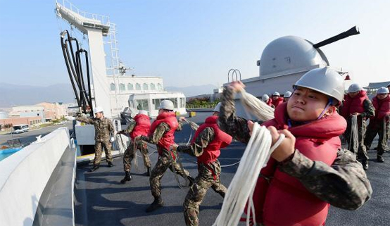 경남 창원시 진해구에 있는 해군교육사령부 2군사교육단 전투병과학교 갑판초급반 교육생들이 지난 17일 함정모의실습장 함수에서 던짐줄을 던지고 있다.