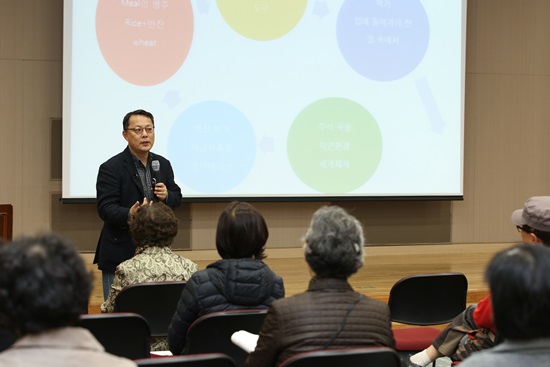 인문열차는 단순히 여행에서 그치지 않고, 사전 강연을 통해 인문학의 깊이를 높이고 있다.