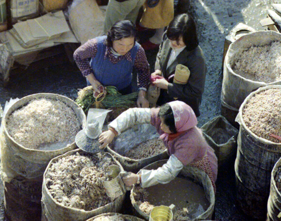 김장에 필요한 젓갈을 사고 파는 상인과 시민의 모습. 용산김장시장(1977년).