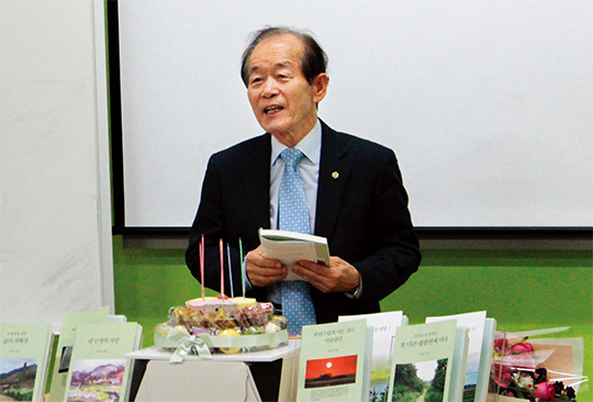 강두석 씨가 11월 11일 광진정보도서관에서 자서전 출간 기념식을 갖고 있다. (사진=광진정보도서관)