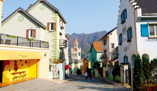 형형색색의 건물이 옹기종기 모여 있어 동화 속 마을을 연상시키는 에델바이스 스위스 테마파크 거리.
