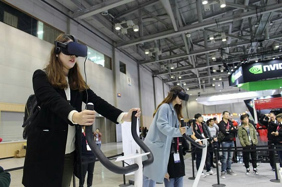 VR 스키점프 게임에 적극적으로 임하는 여성 관람객들.