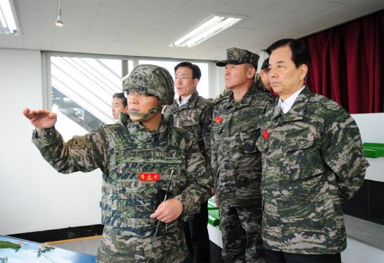 한민구 국방부 장관이 ‘연평도 포격 도발 6주기’를 하루 앞둔 22일 연평도를 방문해 해병대 연평부대의 군사대비태세를 점검하고 있다. 한 장관은 이 자리에서 적이 도발하면 단호하고 강력하게 응징할 것을 강조했다. 국방부 제공