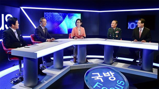 21일 국방홍보원 국방TV에서 최현수 국민일보 군사전문기자의 사회로 진행된 ‘국방포커스’ 오른쪽부터 김민석 중앙일보 논설위원 겸 군사전문기자, 박철균 국방부 국제정책차장, 진행자, 장광일 동양대학교 국방기술대학 학장, 이원우 연세대학교 정경대학원 외래교수.