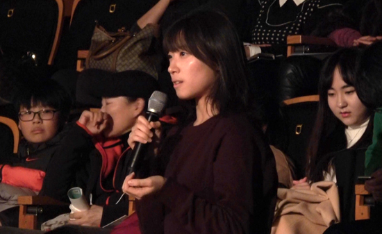토크 콘서트에 참가한 대학생이 자신의 고민을 질문하고 있다