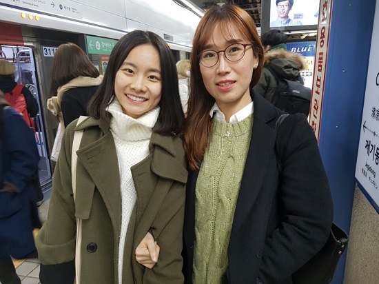 서울에서 지하철을 타고 있는 류로(왼쪽).